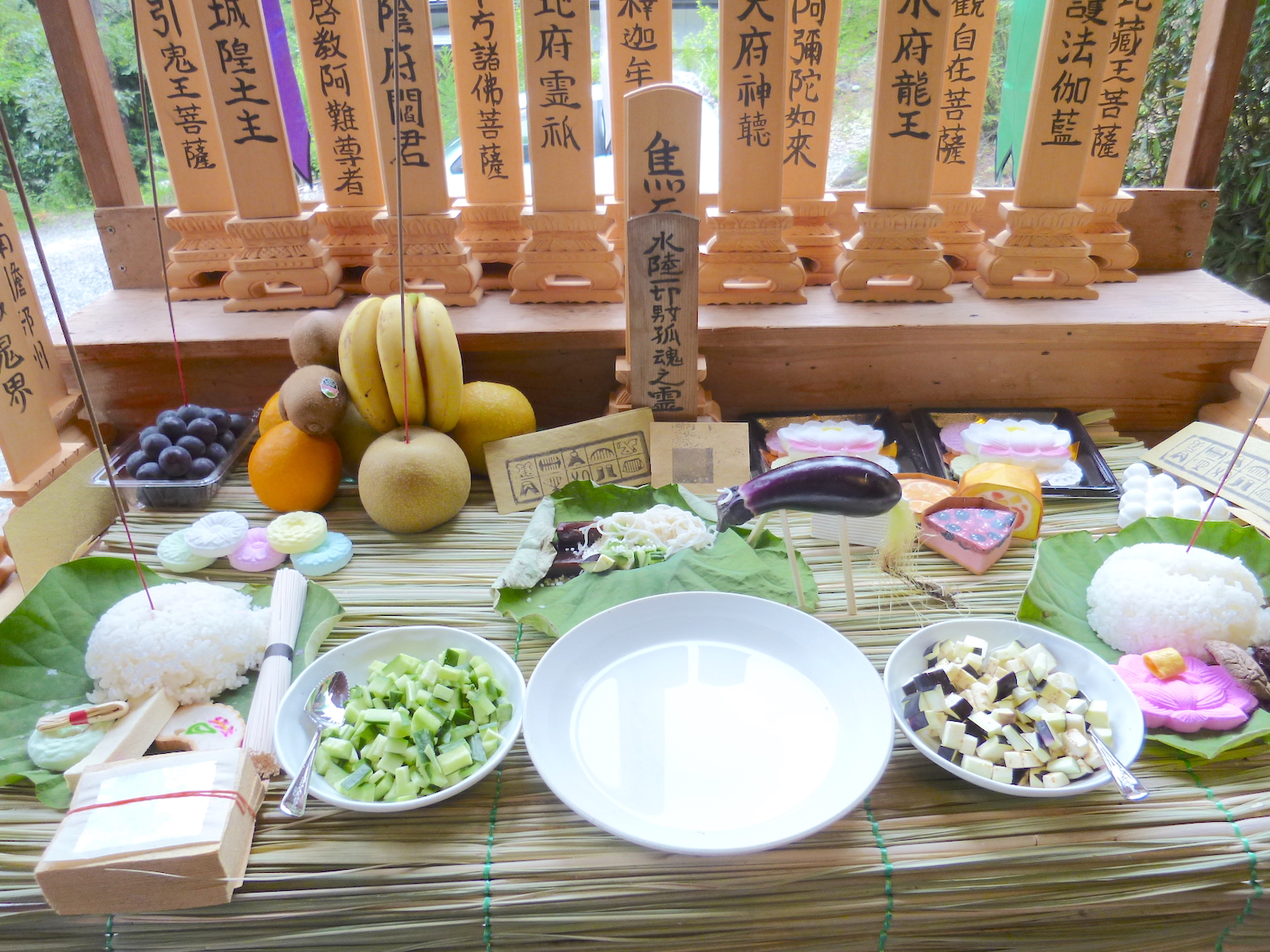 Timun dan terung buah yang selalu ada di persembahan makanan pada shōrōdana/shōryōdana (altar persembahan untuk leluhur) atau bondana (altar obon) saat perayaan Hari Raya Obon. 